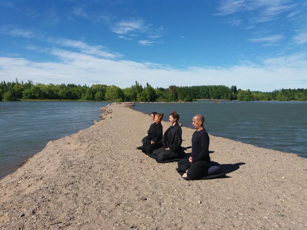 imagen zazen en el río